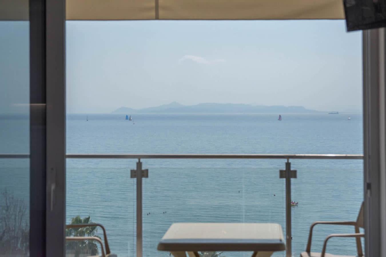 Breathtaking Seaview Studio In Athenian Riviera Bagian luar foto